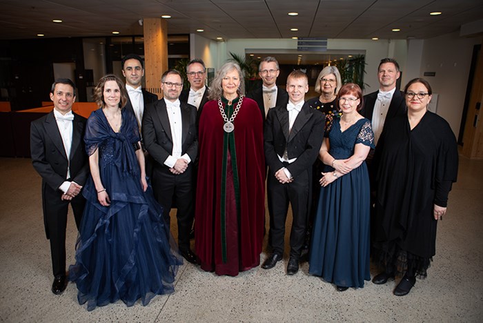 Gruppbild av de nya professorerna och rektor. Alla står högtidsklädda och glada och tittar in i kameran.