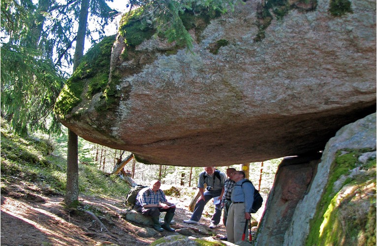 Personer under ett stort flyttblock