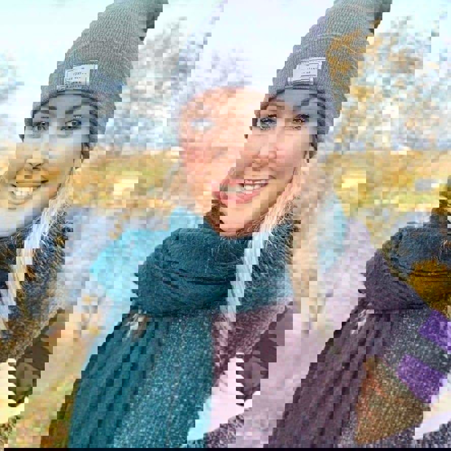 Portrait photo of Lauren Davies