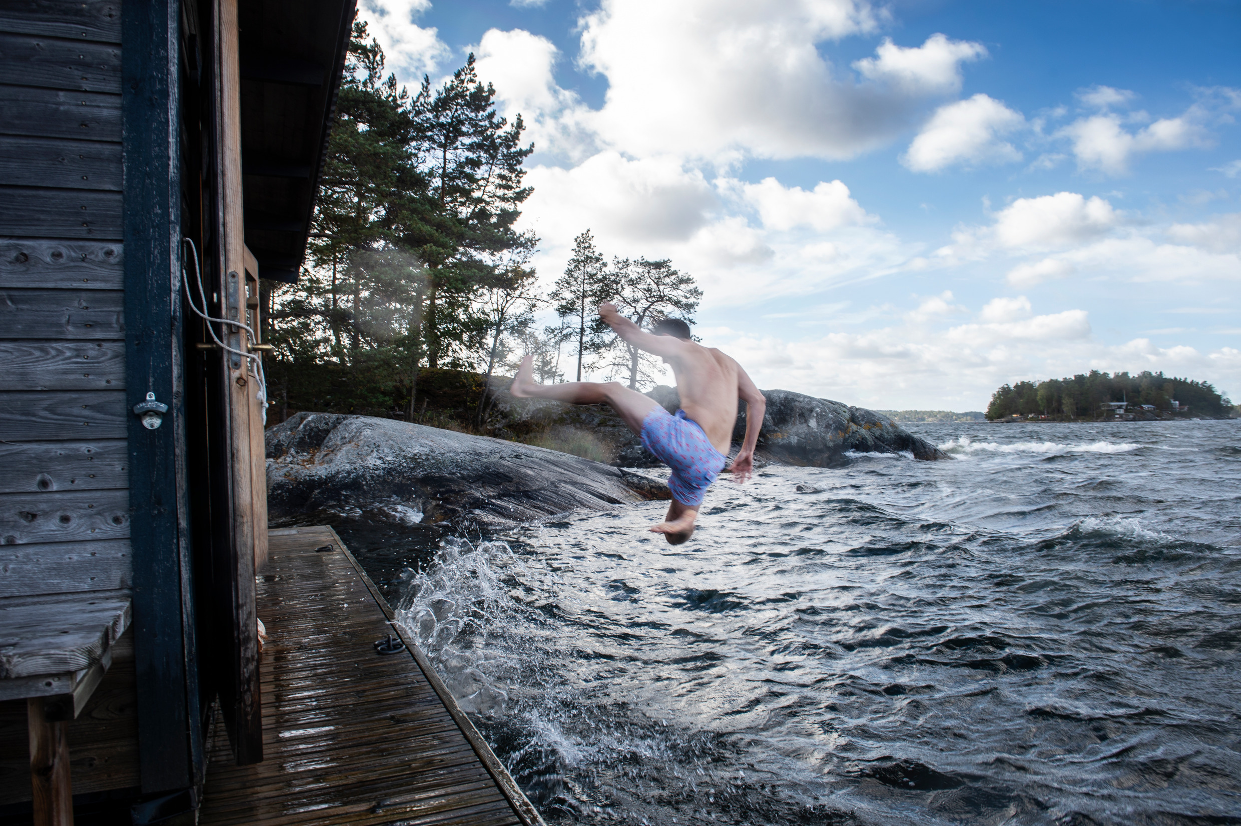 Person jumping into the water. Photo: Anna Hållams/imagebank.sweden.se