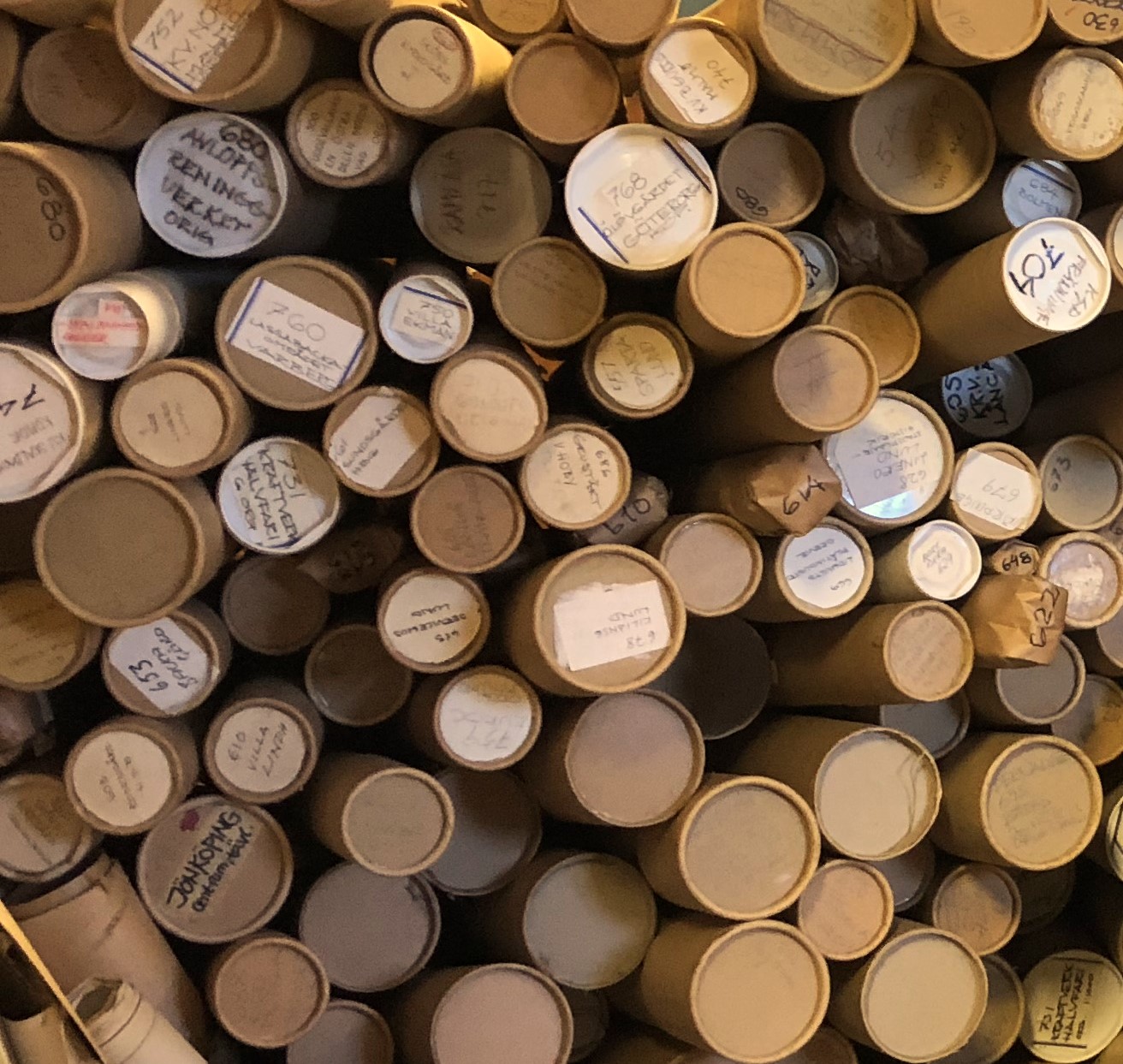 En liten del av alla ritningsrör innehållande skisser, planer och korrespondens från olika projekt. Foto: Anna Jakobsson, maj 2018