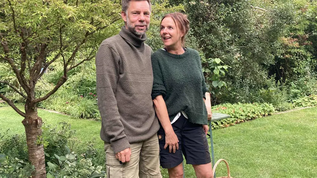Anders Folkesson och Henriett Simone Kirkegaard på NUR-gården Sövröds Hage utanför Höör i Skåne. Foto: Sövröds gård