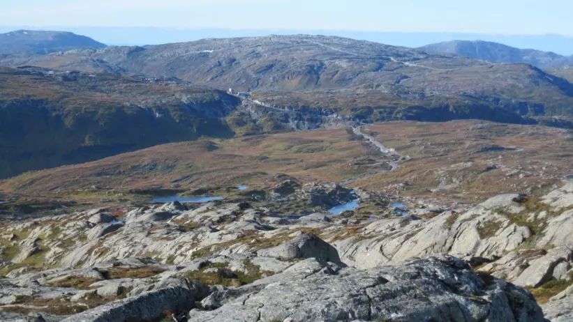Vy mot exploateringsområde med väg på annars obrutet fjäll i Norge, Øyfjellet vindkraftverk, september 2020 foto: Åsa Össbo