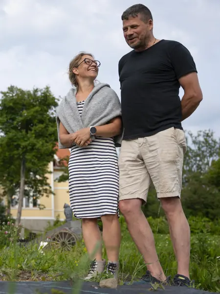 Ett glatt par i sin trädgård där de odlar sötpotatis