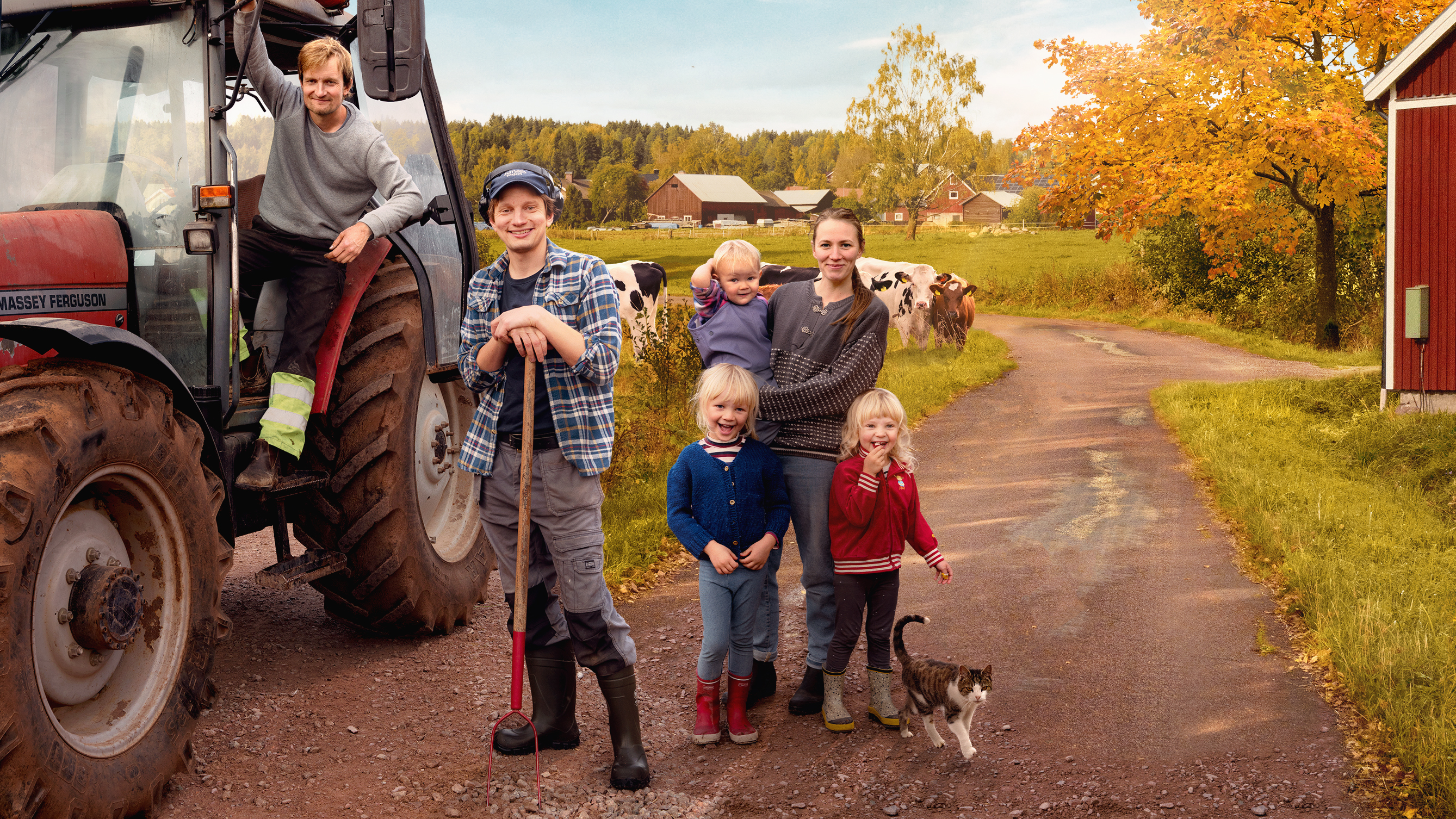 Affisch för serien Svenska Bönder: en familj och två män står vid en traktor på en gård, med kor i bakgrunden.