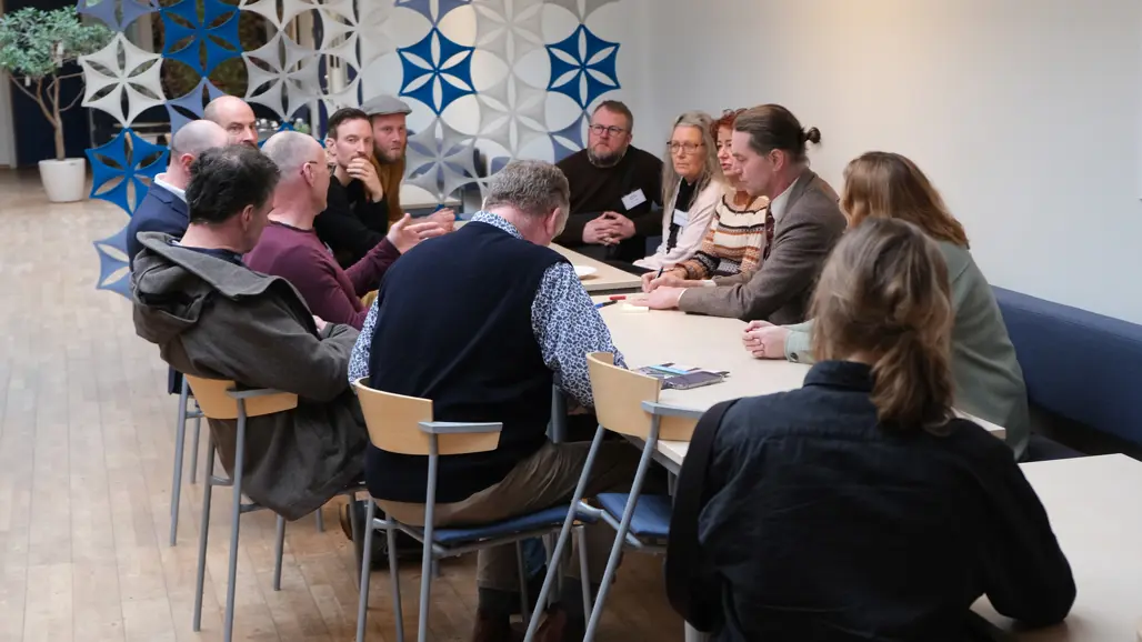 En fokuserad grupp arbetar i workshop
