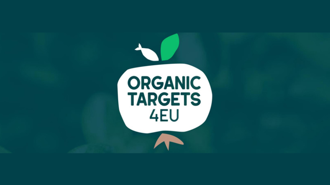 OrganicTargets4EU:s logotyp. Ett stiliserat vitt äpple med projektets namn i text, ena bladet på äpplet är en fisk.