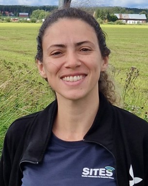 Portrait photo of Julianne Oliveira