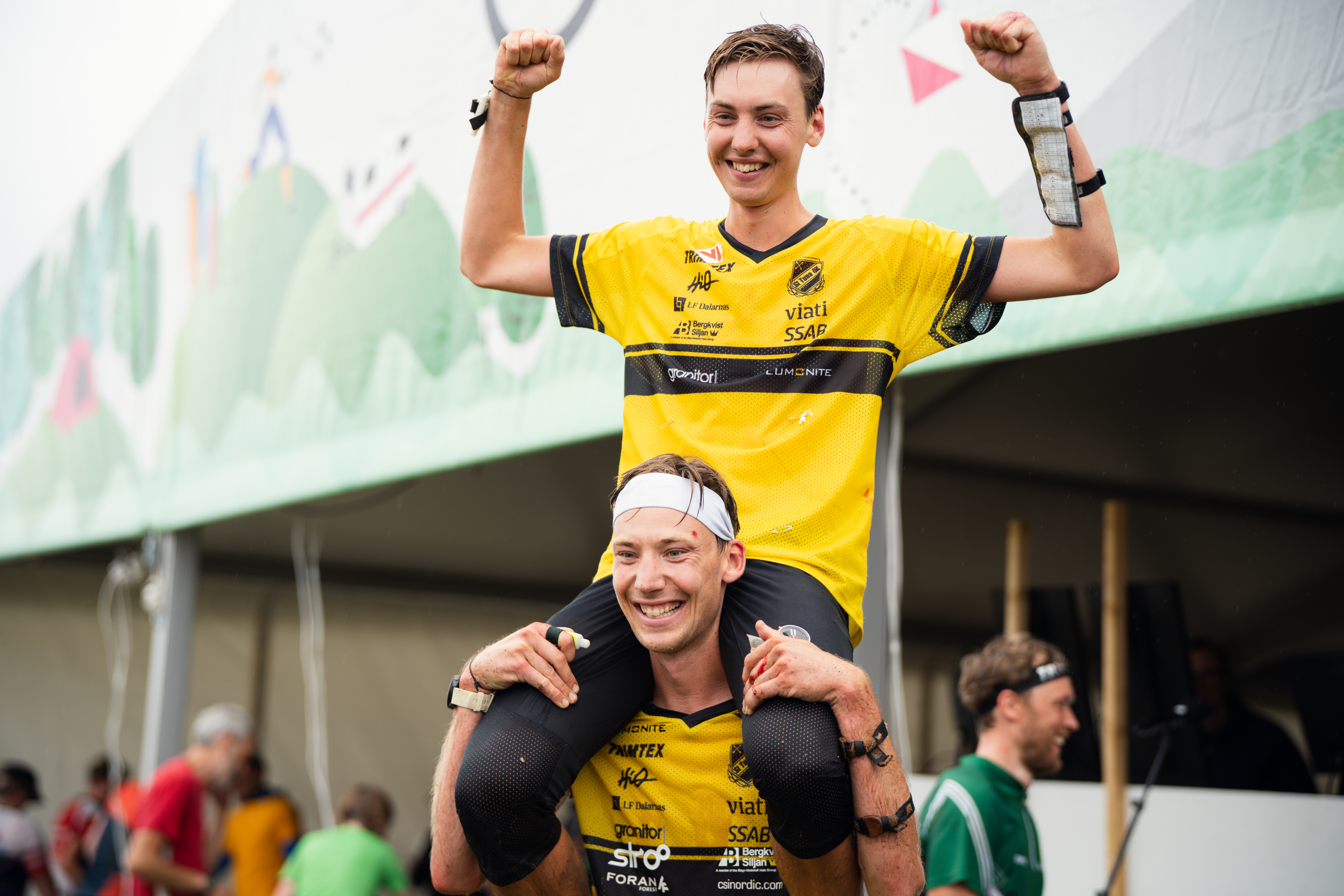Viktor Svensk på storebror Emil Svensks axlar efter segern i O-ringen. Fotograf Tero Marjamäki.