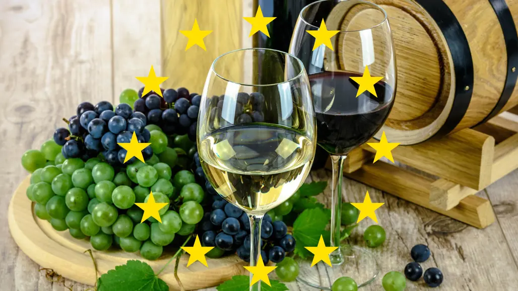 Två vinglas, en tunna för lagring av vin och vindruvor på ett fat. Foto: Pixabay.