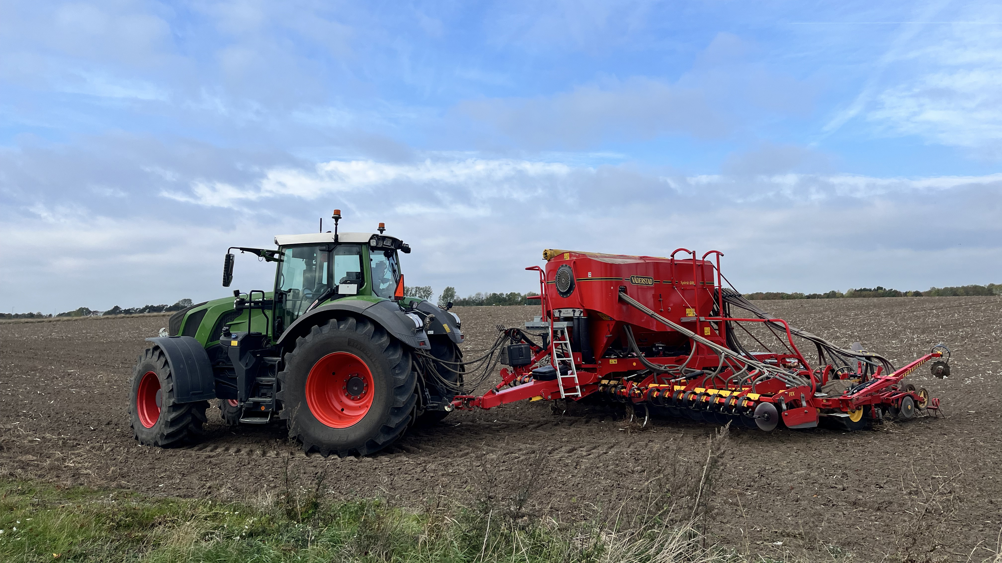 traktor med såningsaggregat
