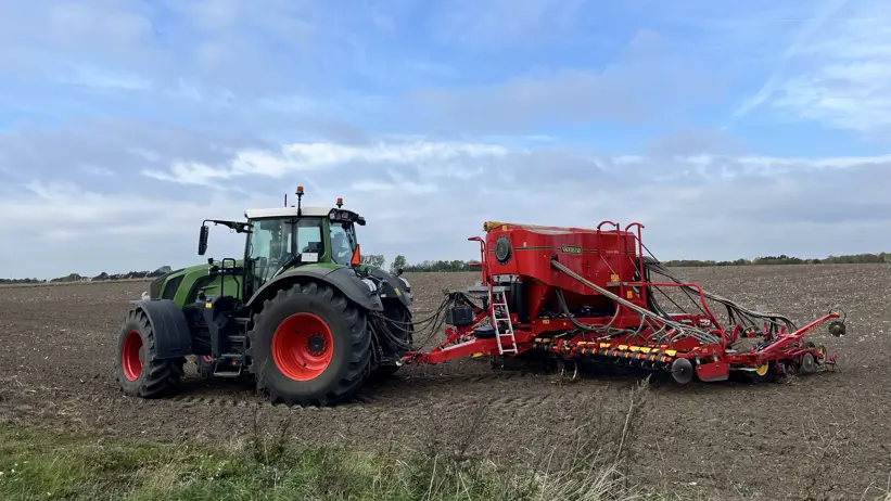 traktor med såningsaggregat