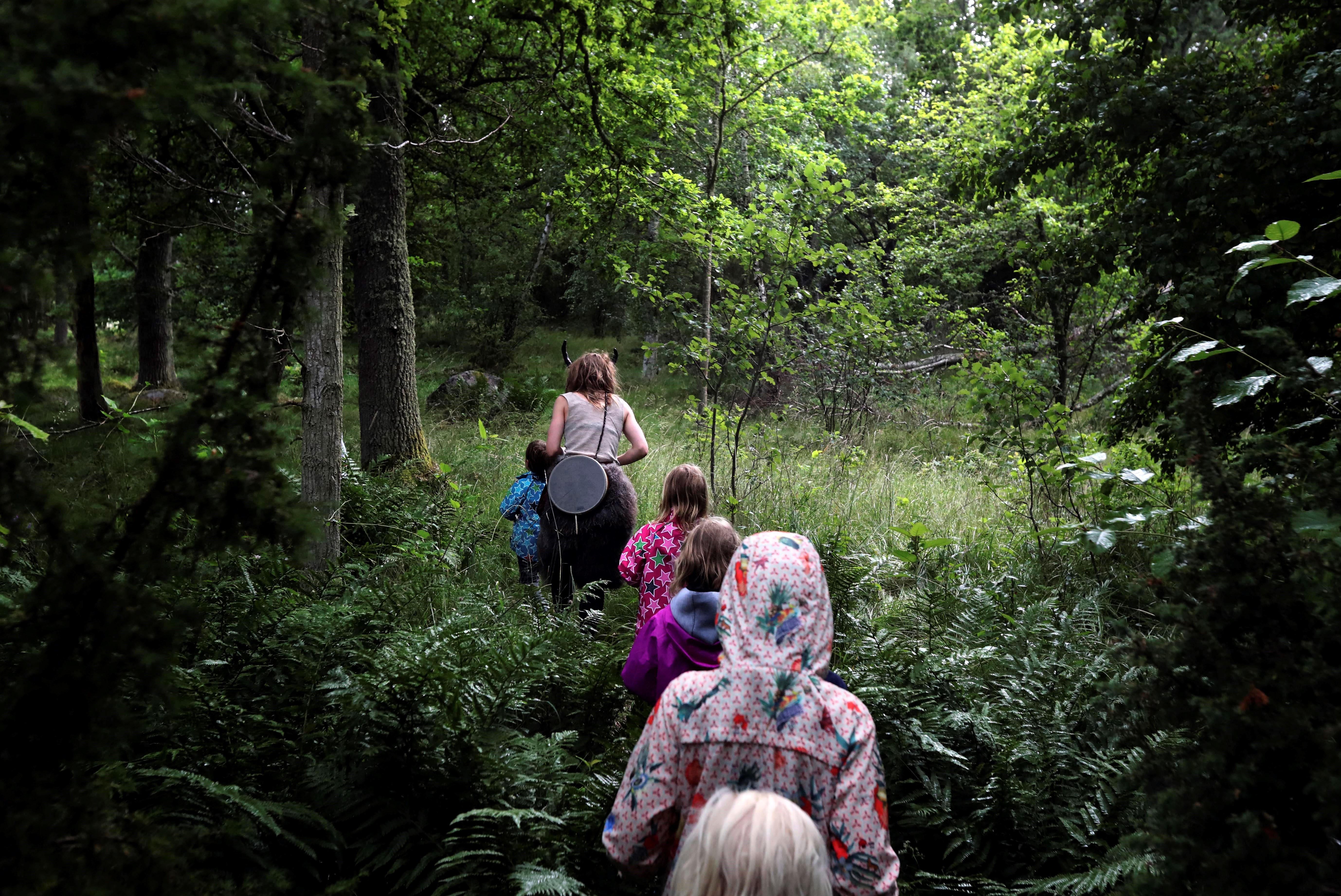 Personer går i en skog