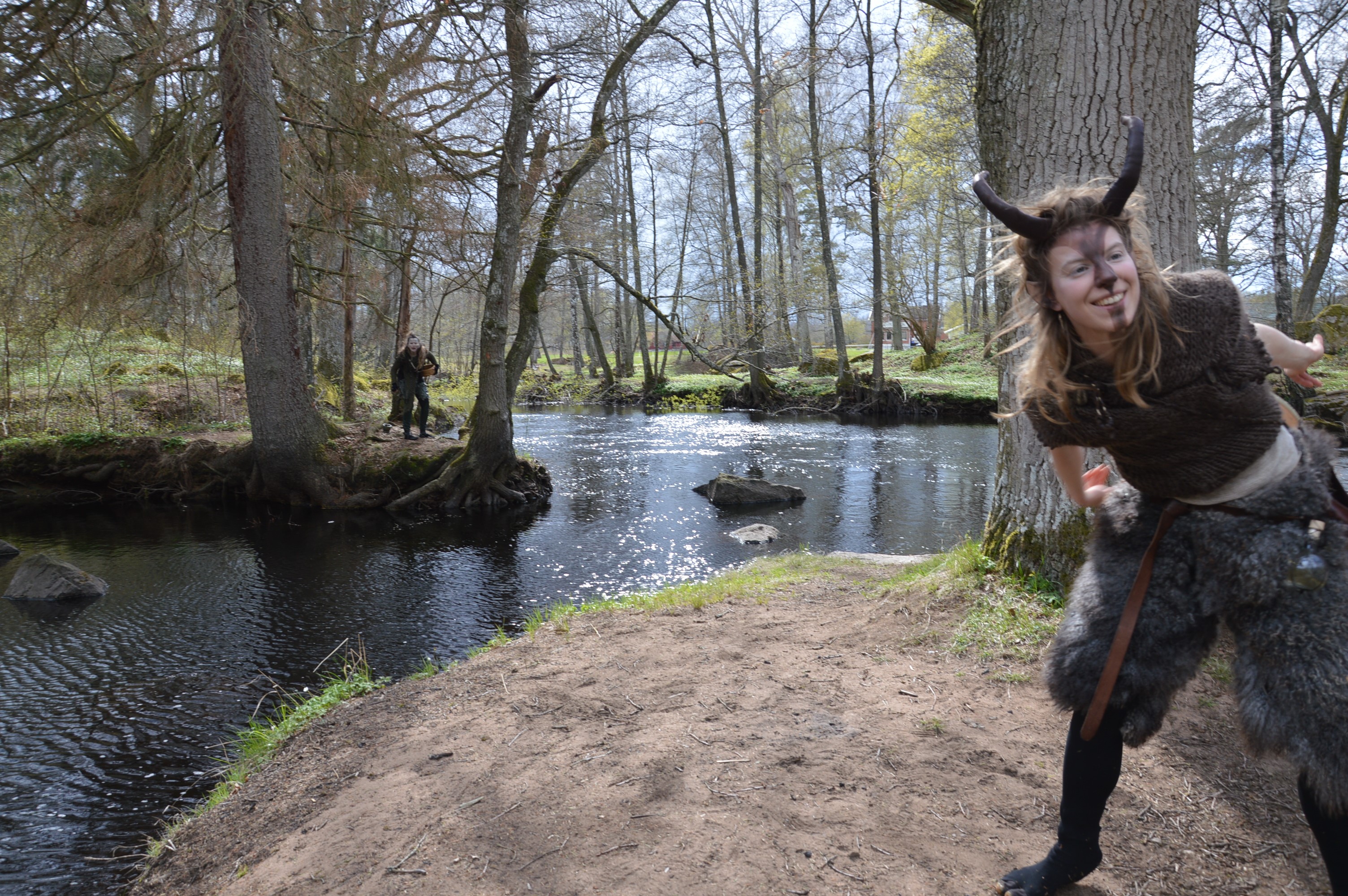 En utklädd person vid en å