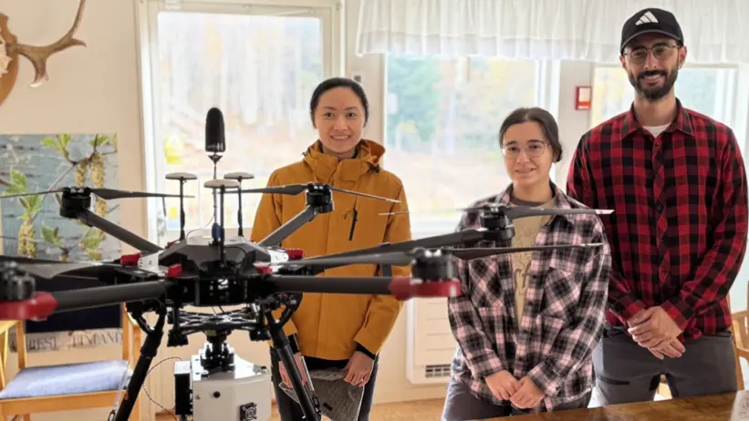 Forskargruppen och drönaren inomhus. Foto.