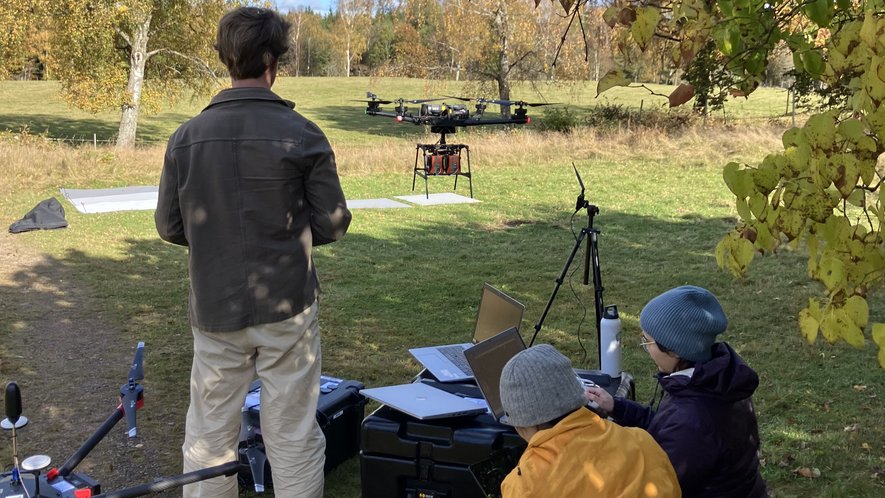Forskargruppen testar den nya drönaren utomhus. Foto. 