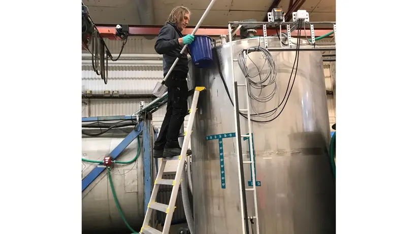 Person tar prover i biogasanläggning