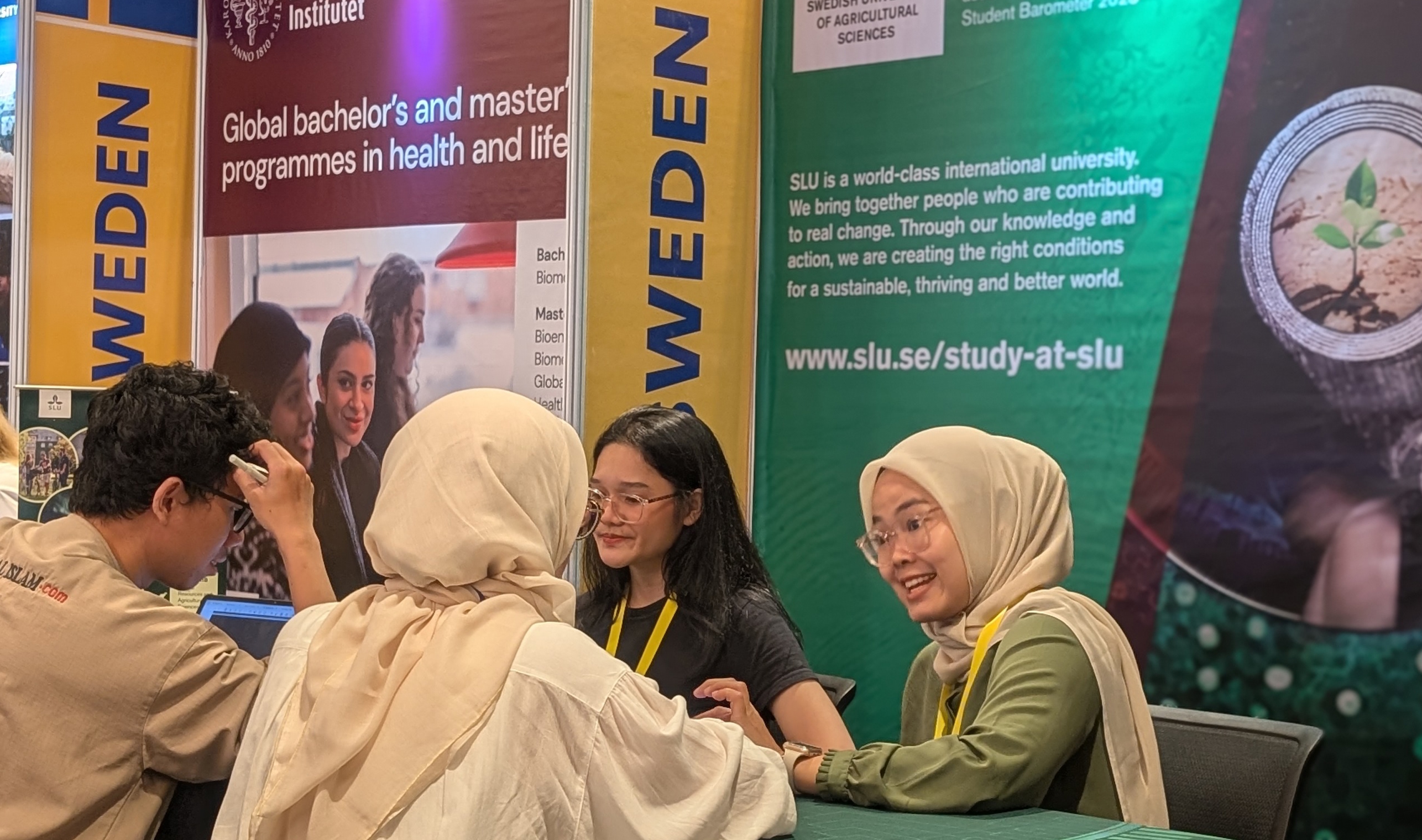 Fyra personer runt en bord på en mässa