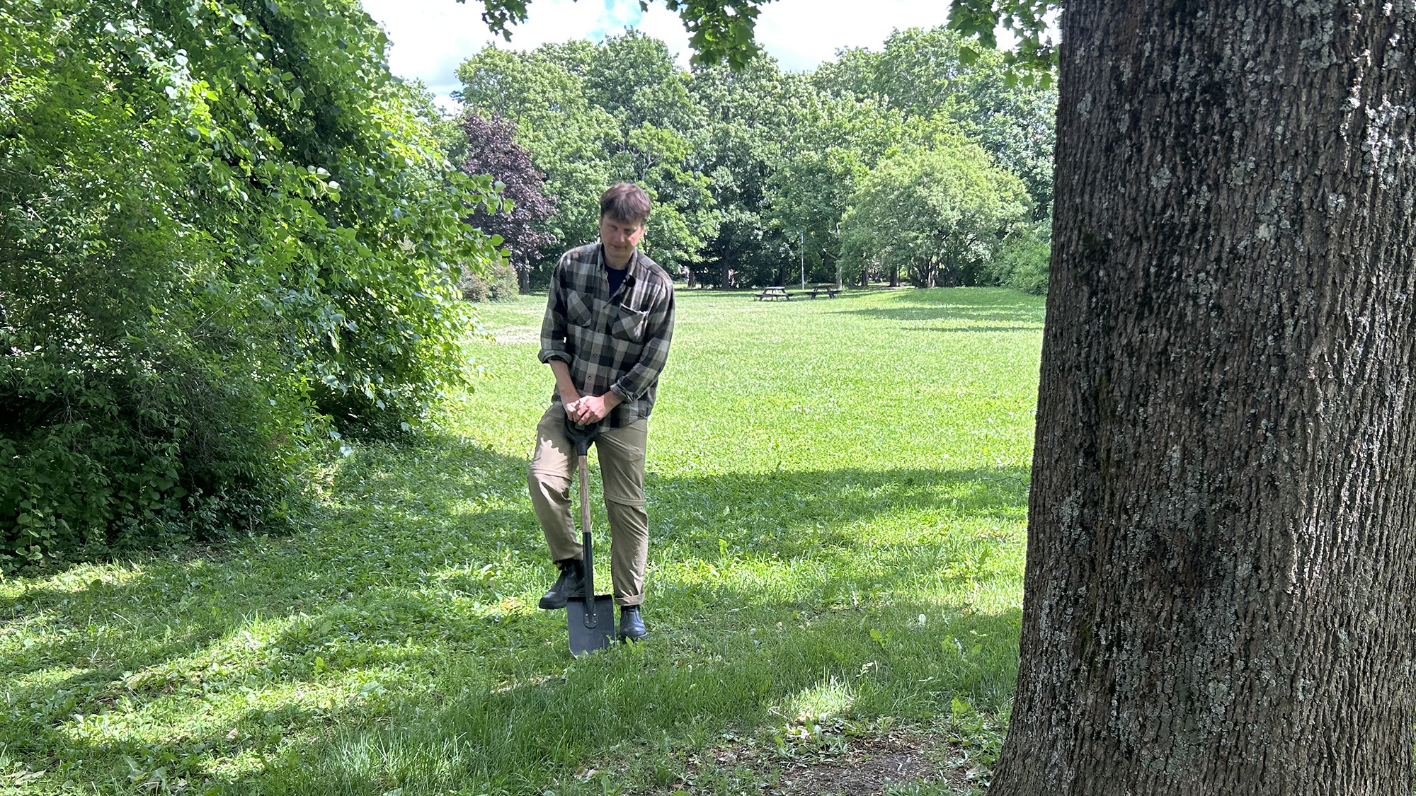 En man gräver i parken.