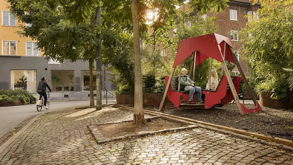 Bild på en lekplats i staden.