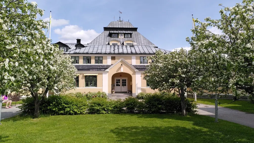 Österåsens livsstilcenter gul huvudbyggnad