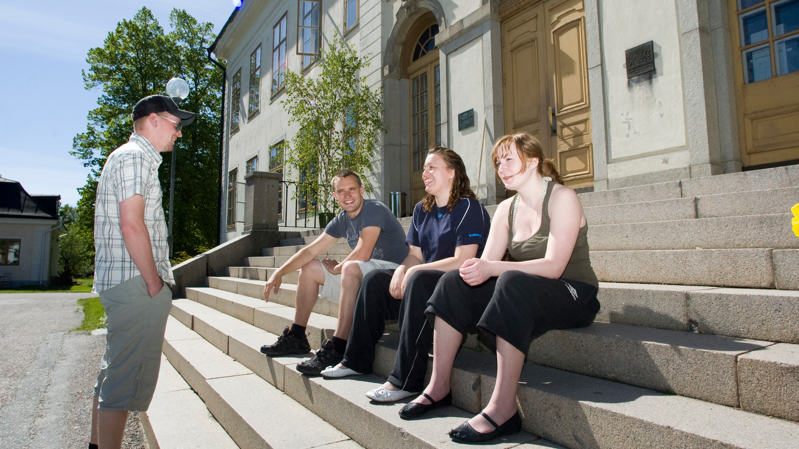  Studenter vid herrgårdsbyggnaden, SLU Skinnskatteberg. 