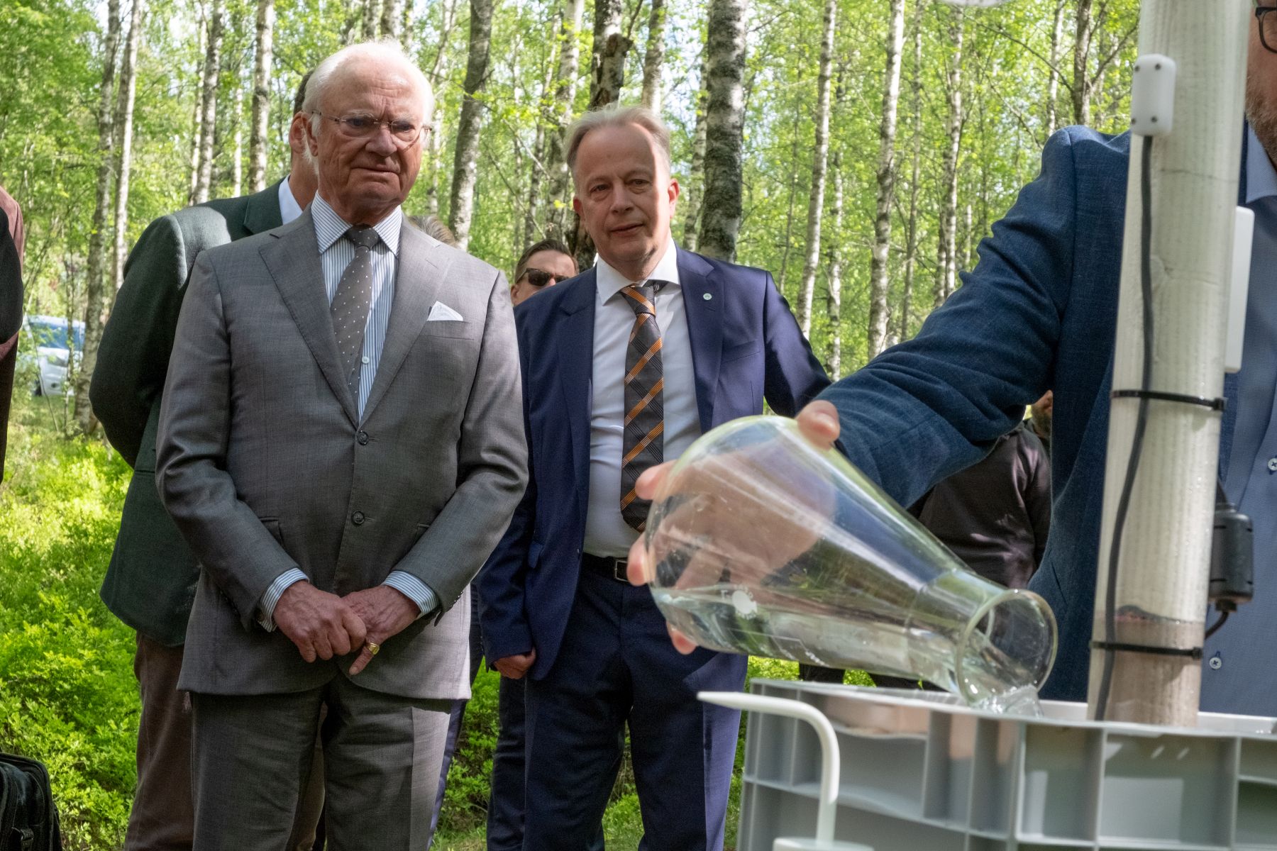 Professor Hjalmar Laudon demonstrated the movement of water in plants during the Kings walk through the forest on the SLU campus.