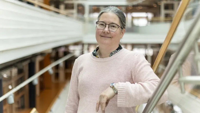 Portrait photo of a woman (Susanne Eriksson, SLU) taken indoors.