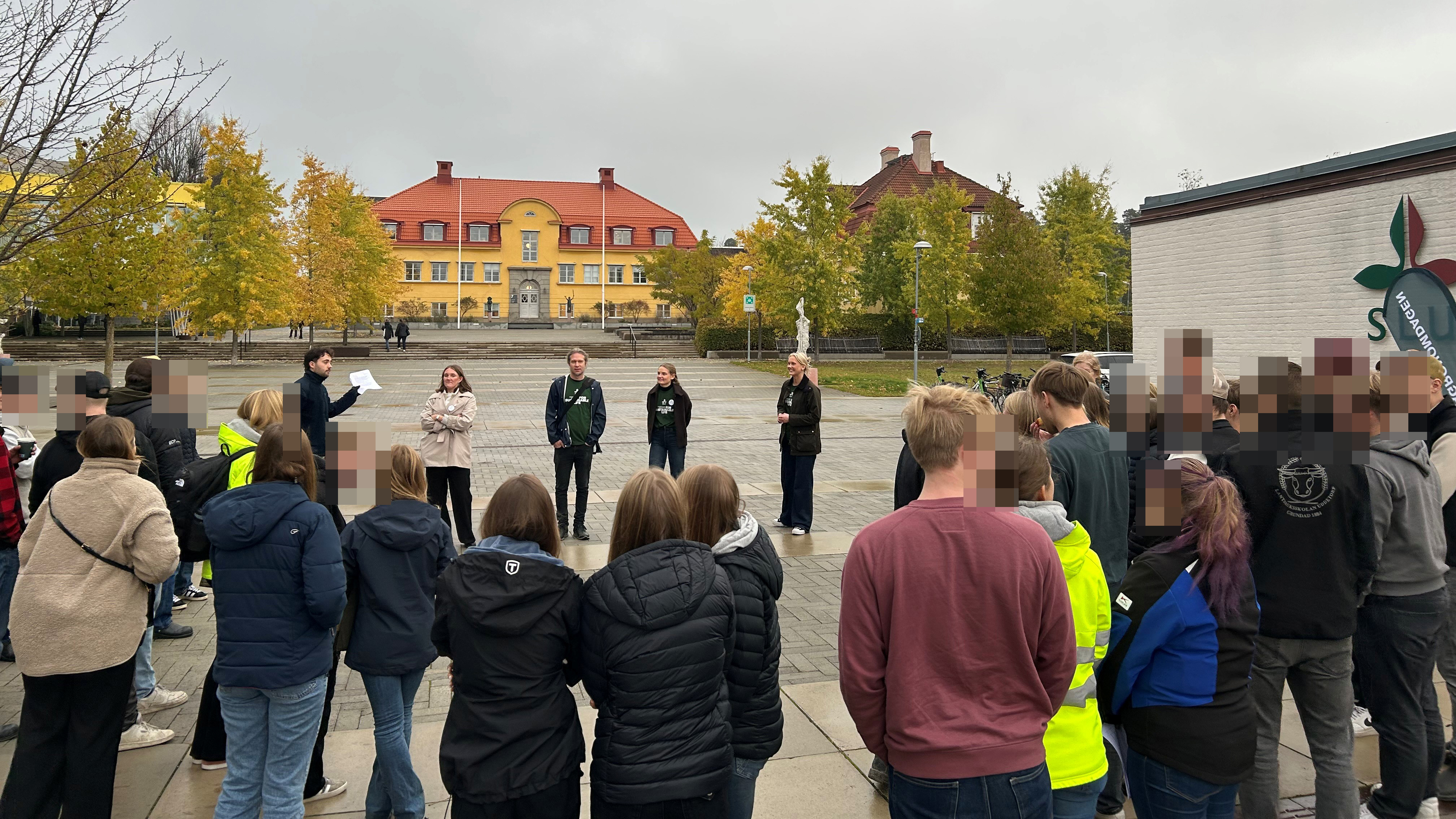 Foto på elever under guidning.