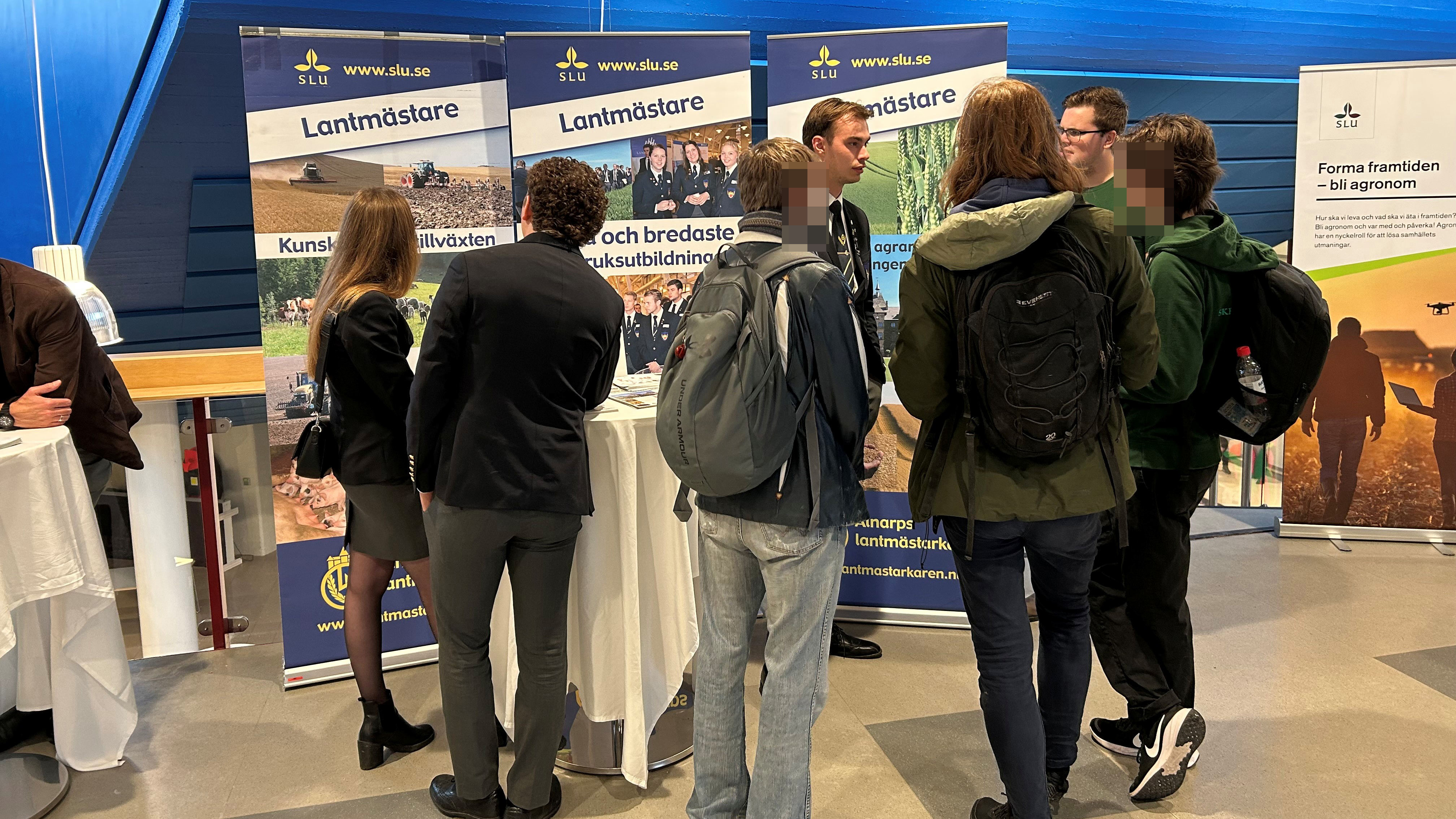 Foto på lantmästarstudenternas monter.