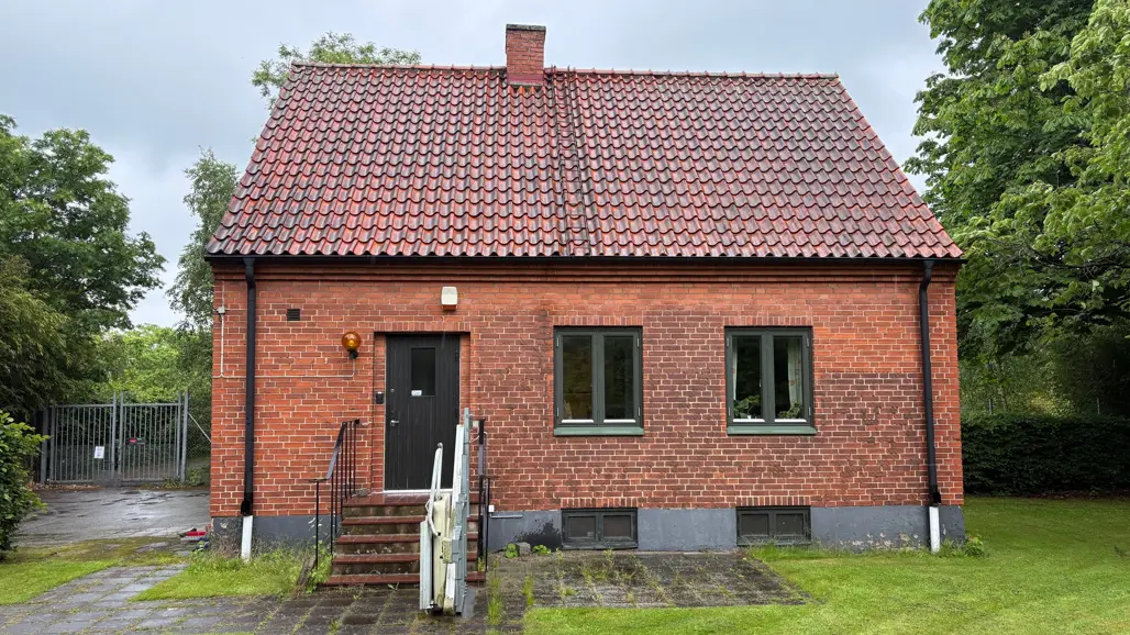 Genbankskontoret är ett litet rött tegelhus från 1930-talet.