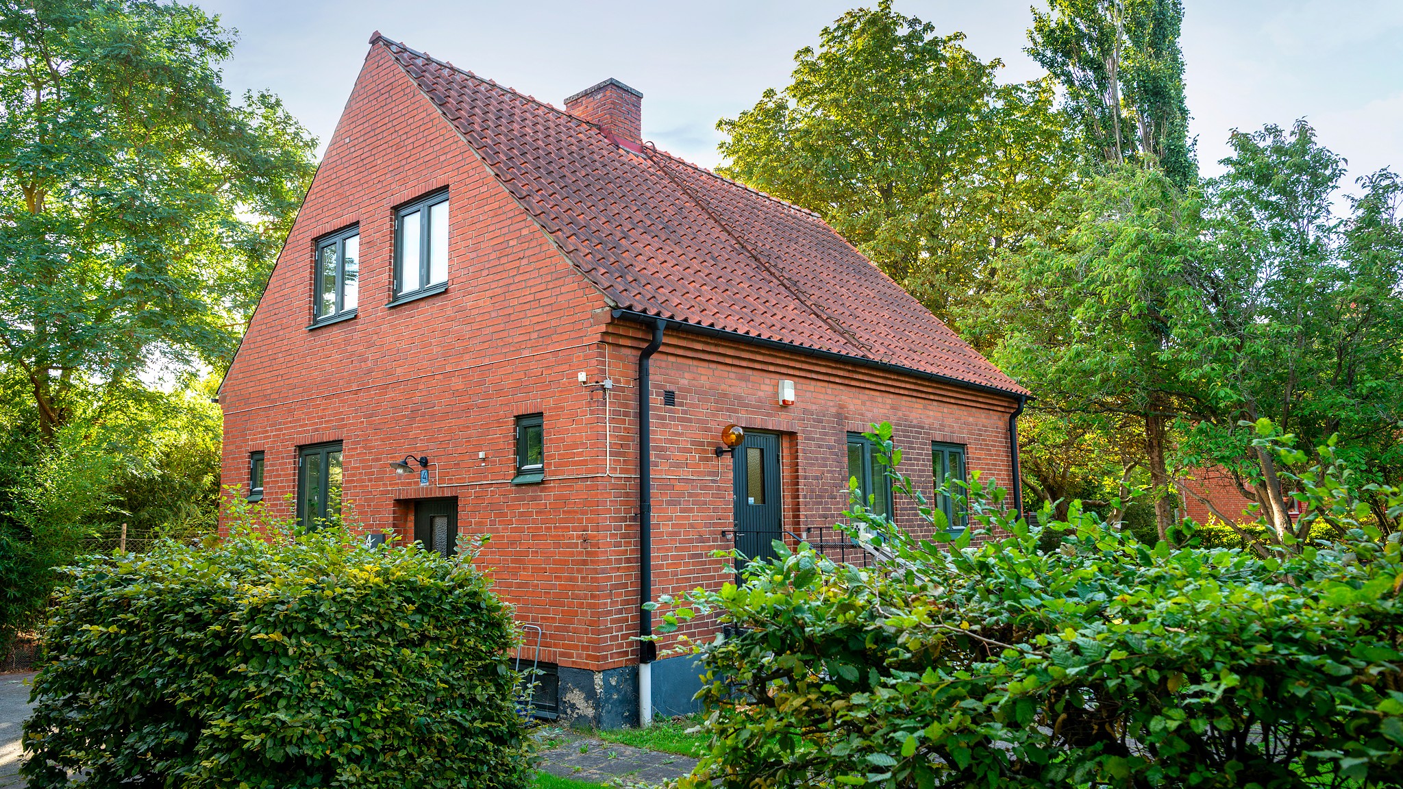 Nationella genbankens huvudkontor i Alnarp är ett rött tegelhus från 1930-talet. Huset omges av avenbokshäckar. 