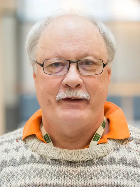 Man i stickad tröja.