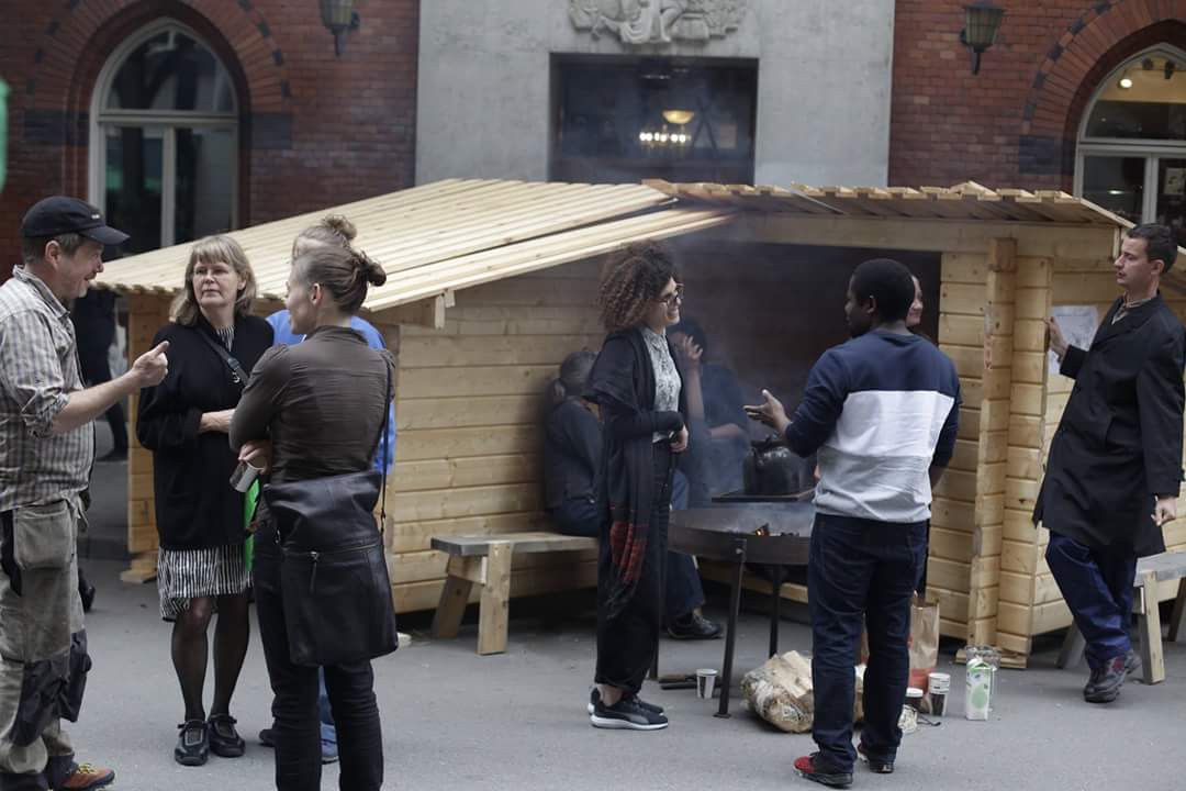 Personer pratar på ett torg