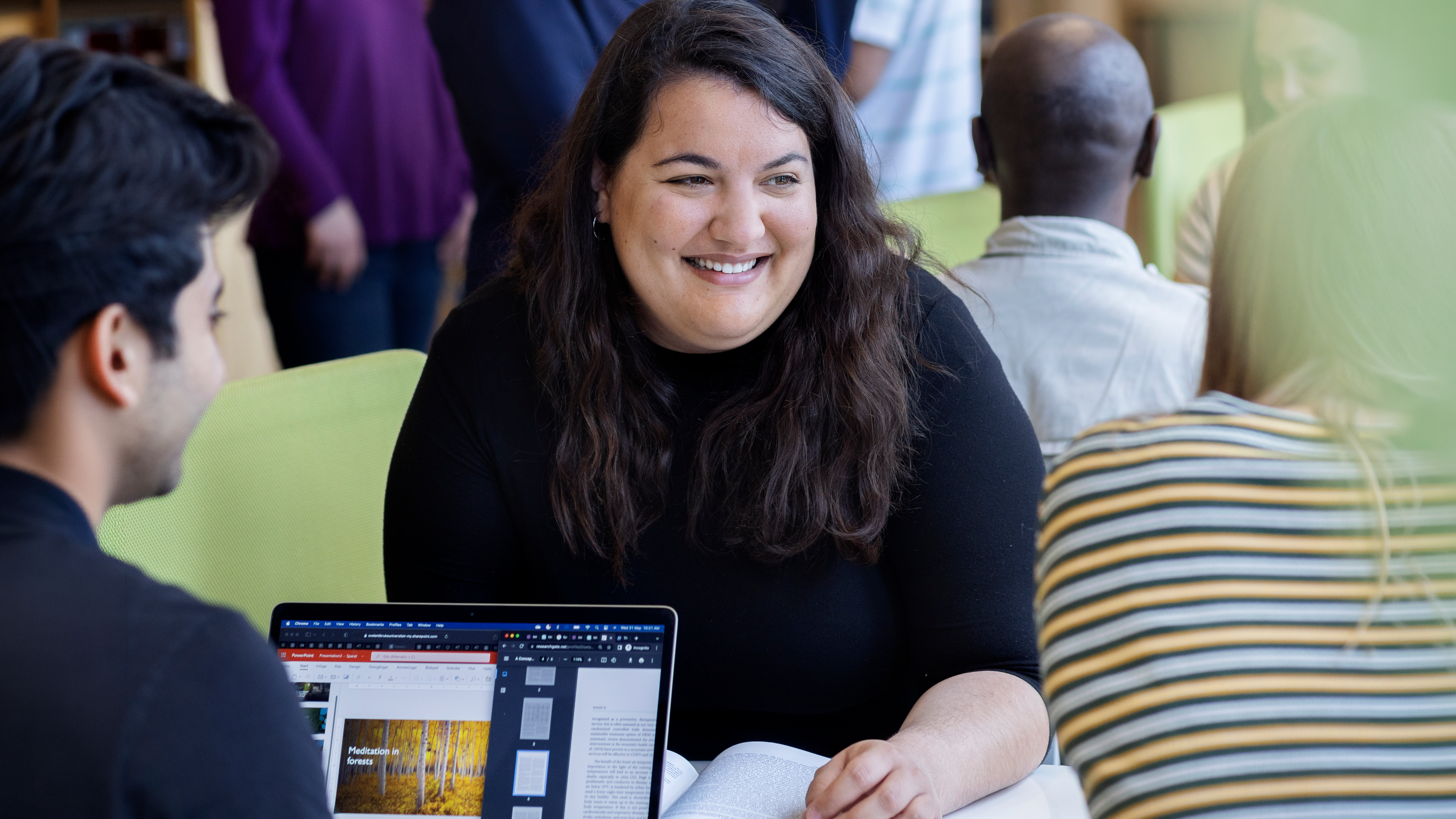 Studenter vid fakulteten för skogsvetenskap på SLU i SLU-huset på Umeå campus. 