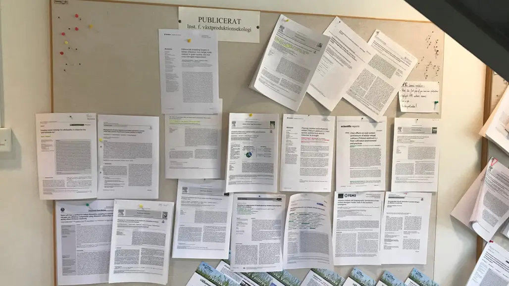 Anslagstavla med utskrifter av vetenskapliga publikationer.