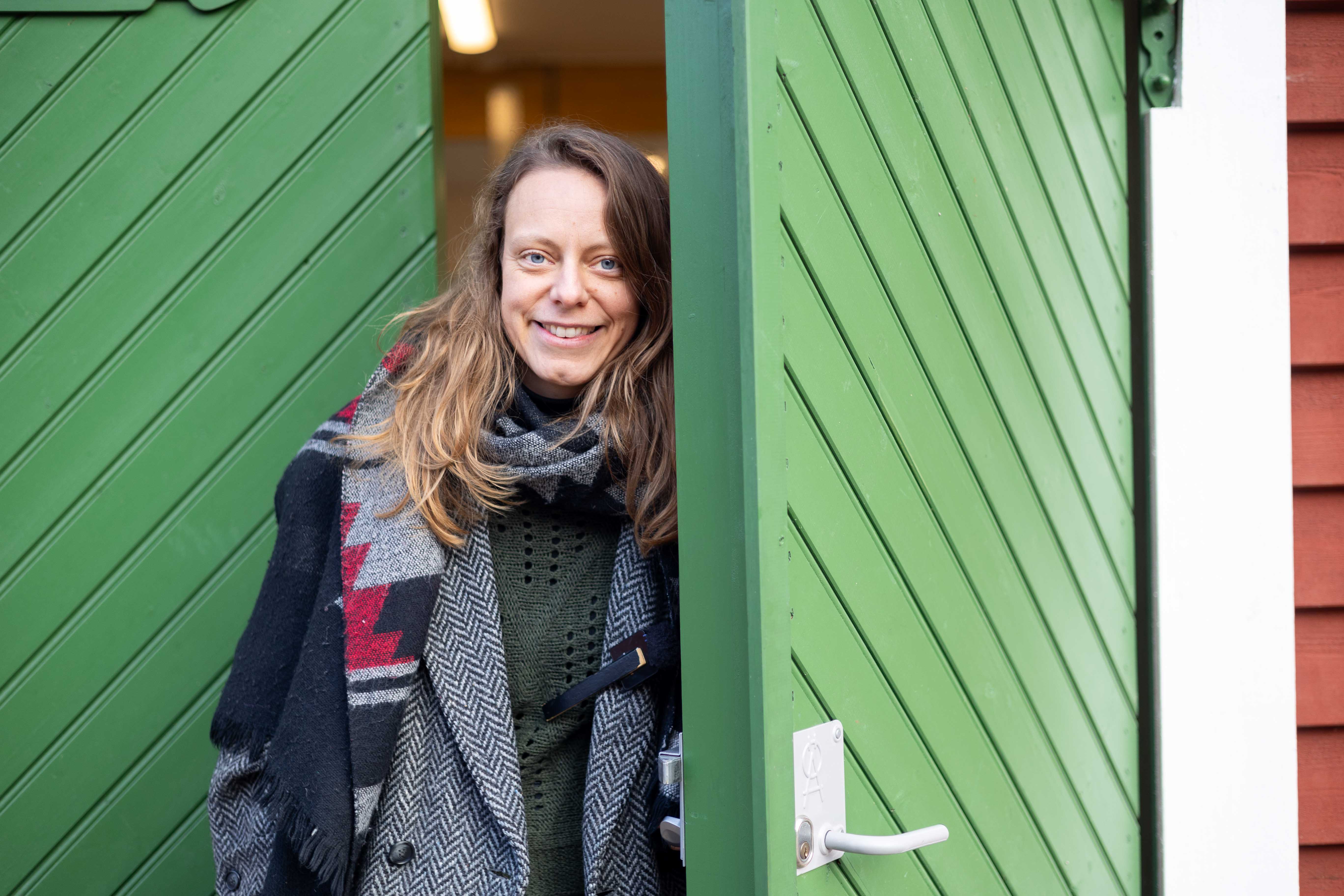 kvinna vid en grön dörr