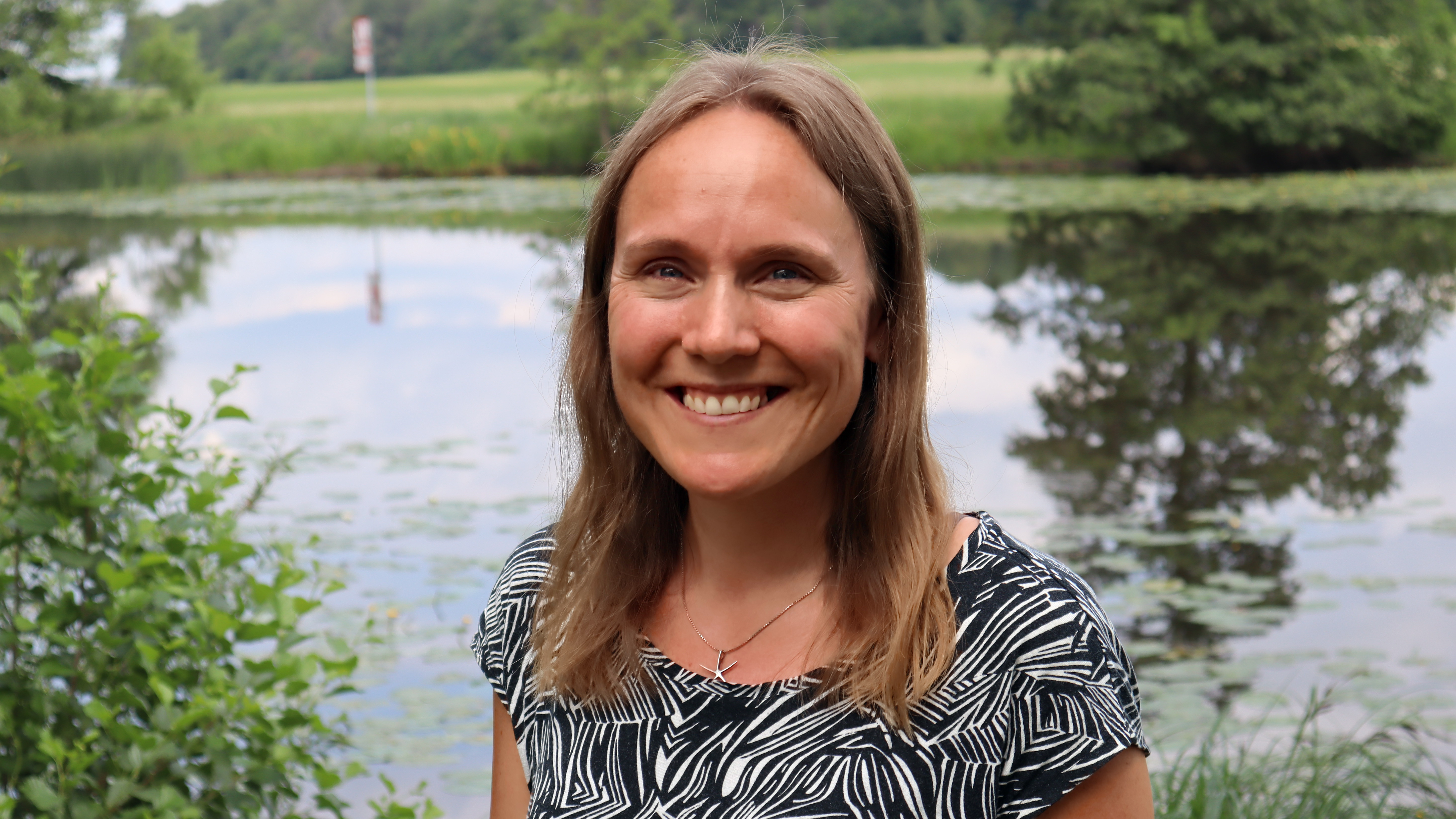 Porträttfoto utomhus.