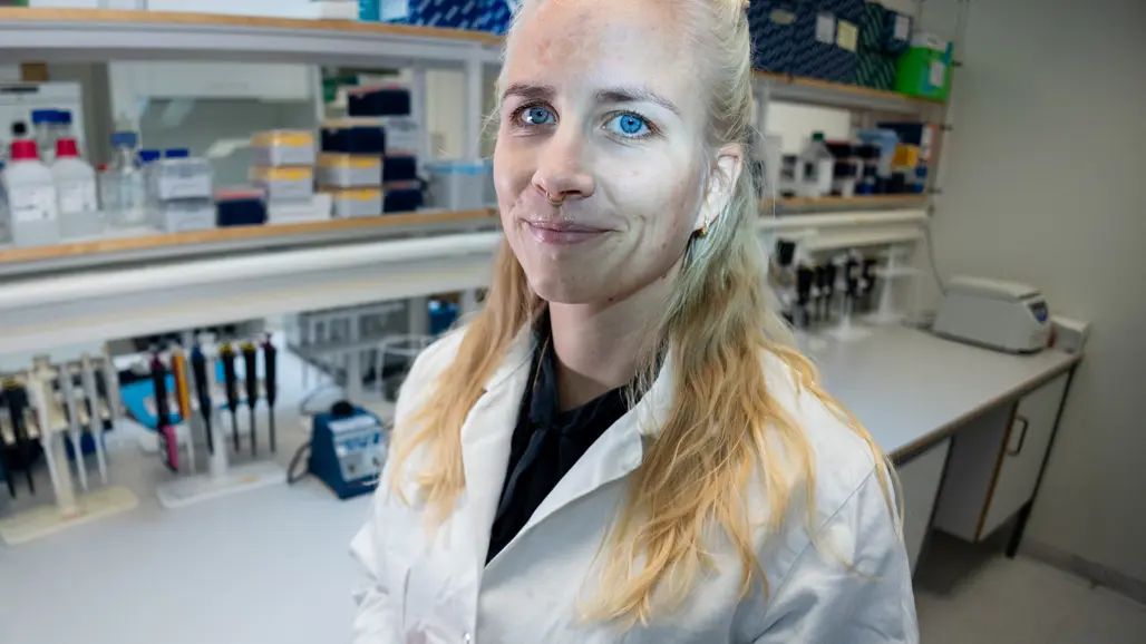 kvinna i laboratorium