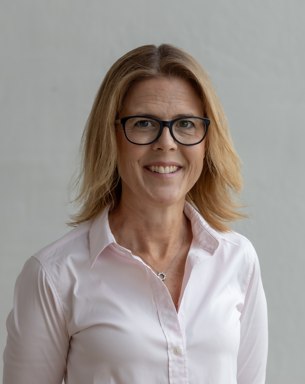 Portrait photo of Anna Rising