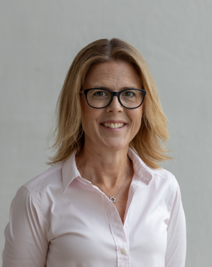 Portrait photo of Anna Rising