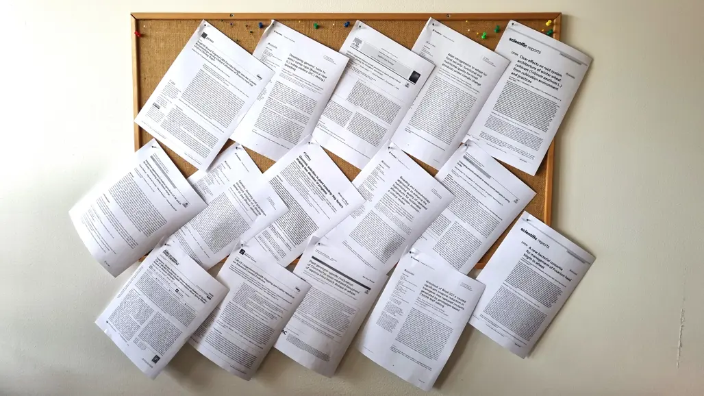 Anslagstavla med 15 framsidor av vetenskapliga publikationer.