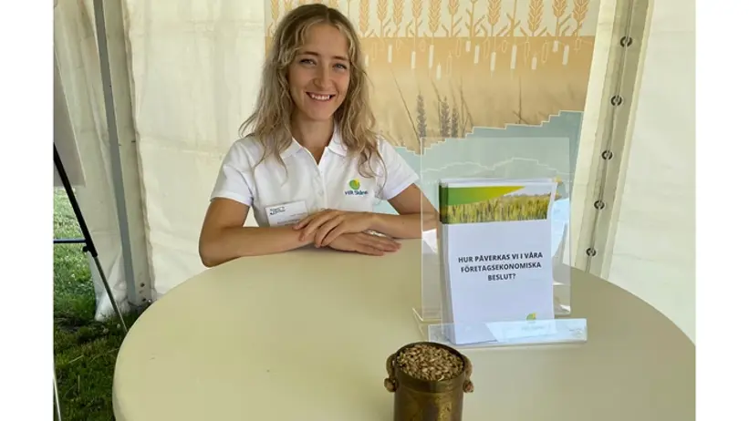 Blond kvinna i vit skjorta