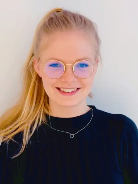 A woman with blon hair and glasses. Photo.