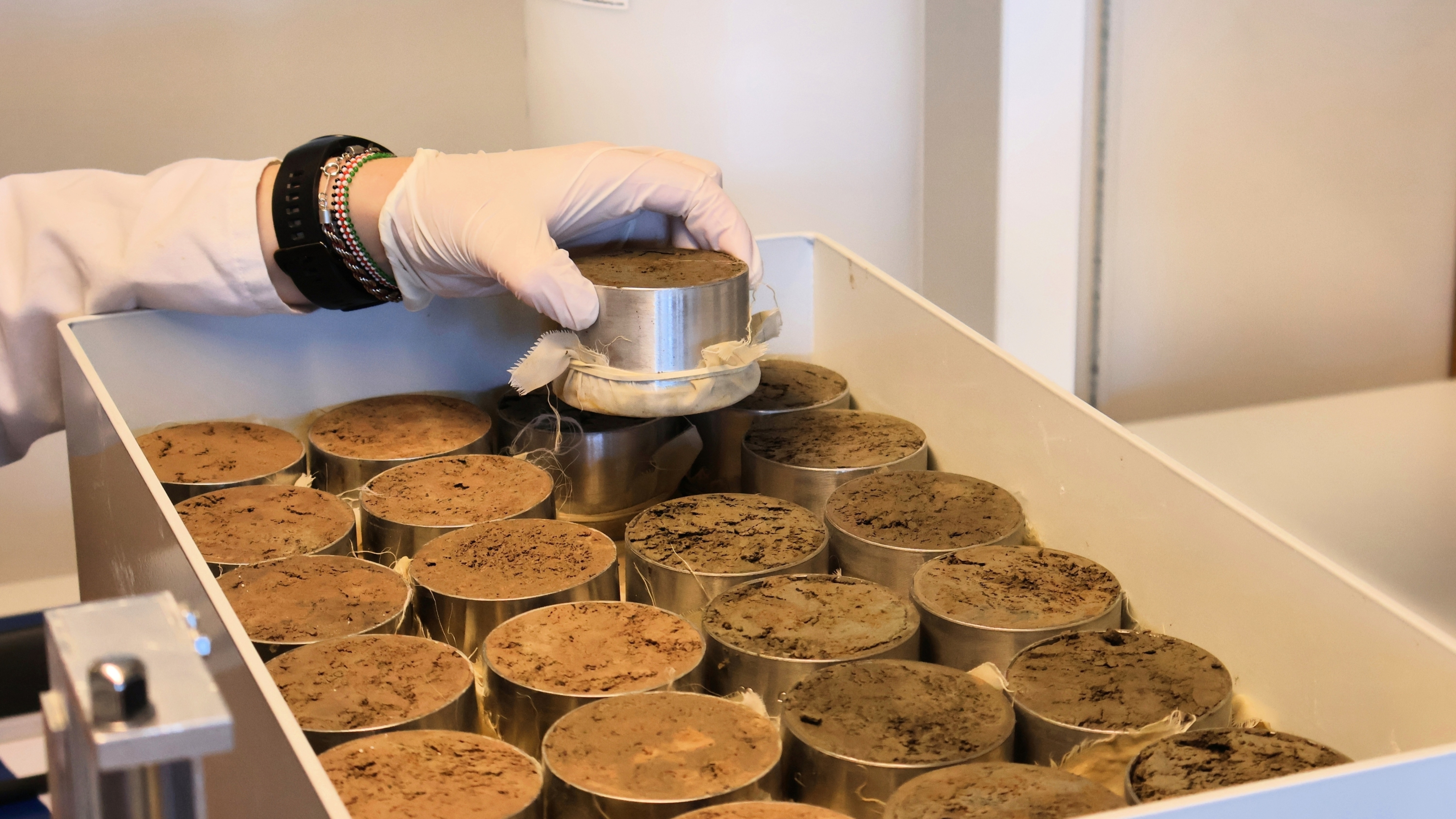 Bild på laboratorie-arbete med markprover