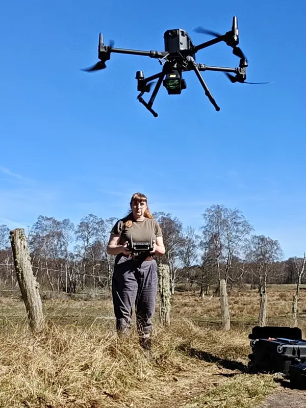 Sara Jones flyger drönare för data-insamling. Foto.
