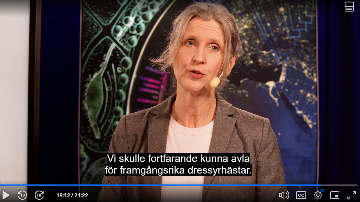 Skärmdump av en kvinna (Åsa Gelinder Viklund, SLU) som föreläser framför en stor bildskärm.