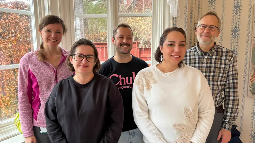 Gruppfoto med fem personer inomhus.