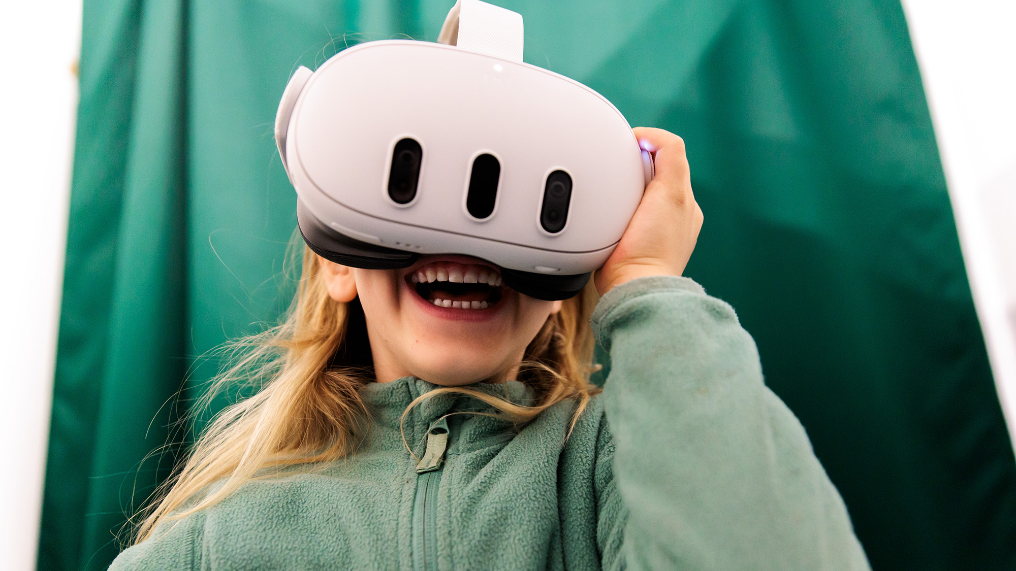 Barn med VR-glasögon.