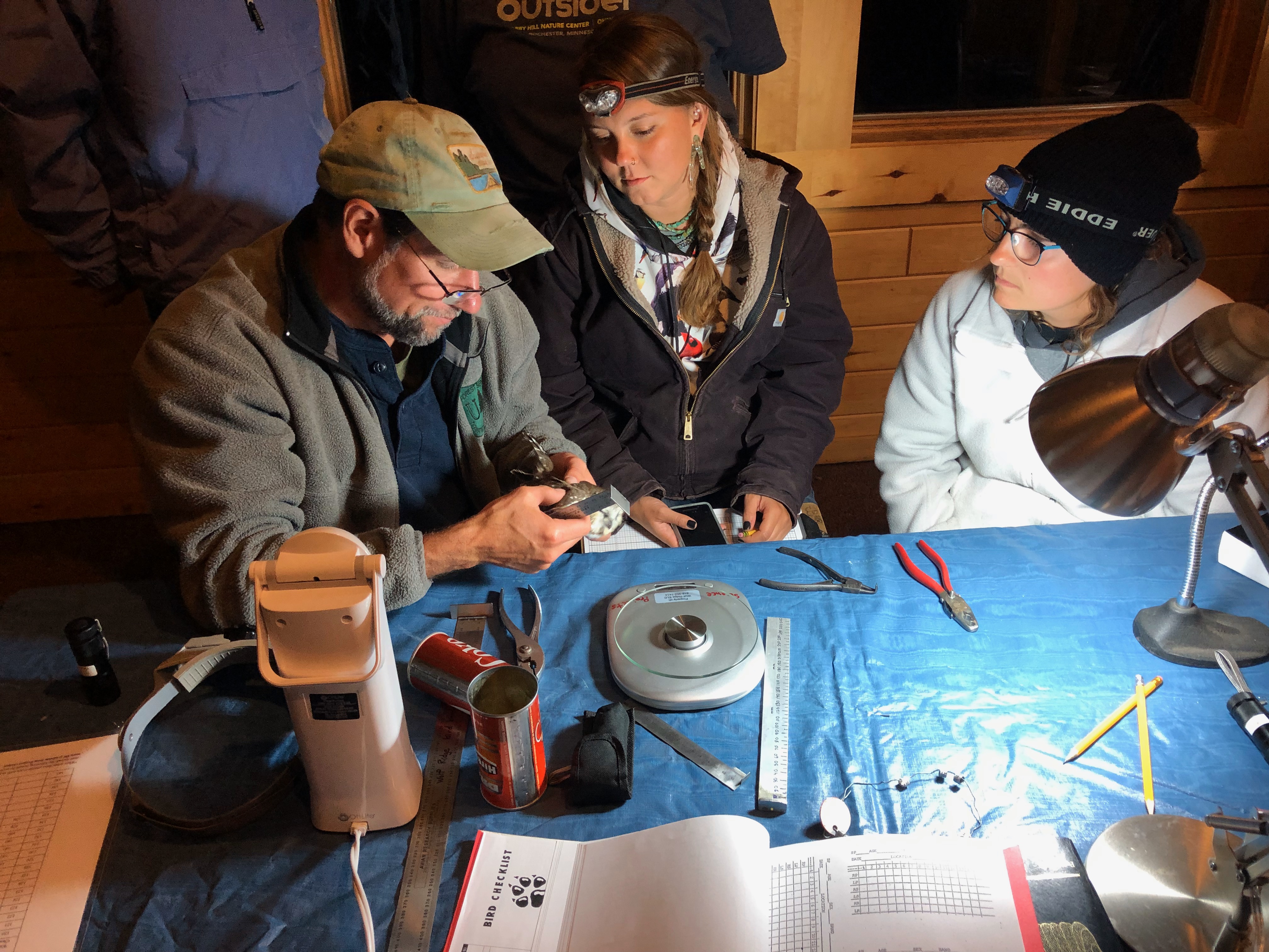 Tre personer vid ett bord